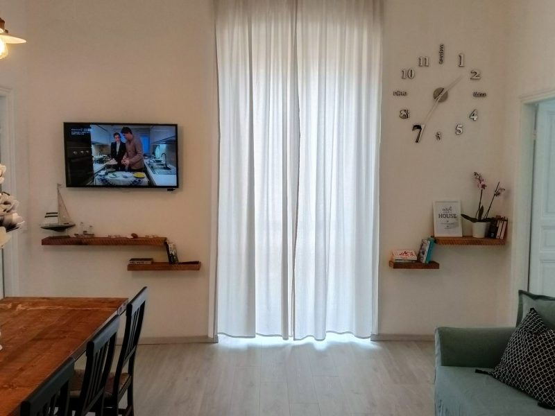 Sala con divano letto Peggy House La Spezia